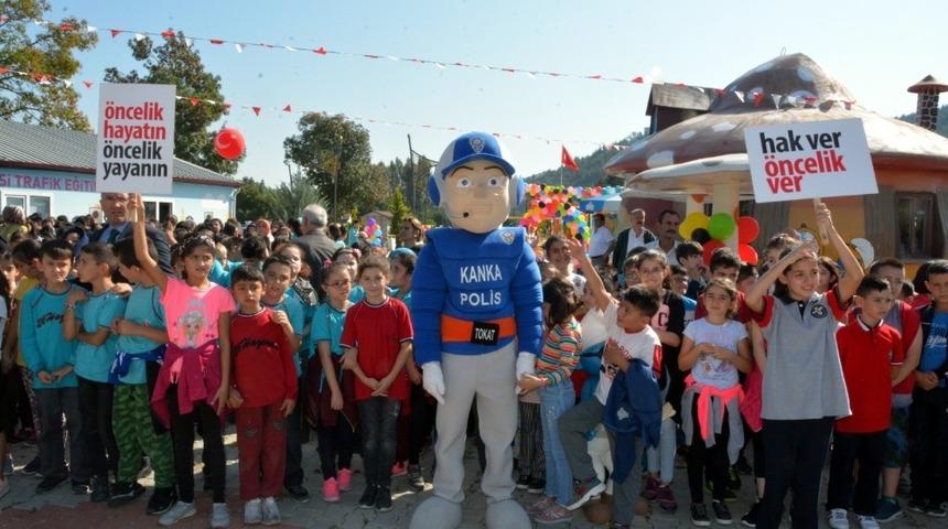 İlkokul &ouml;ğrencilerine trafik eğitimi