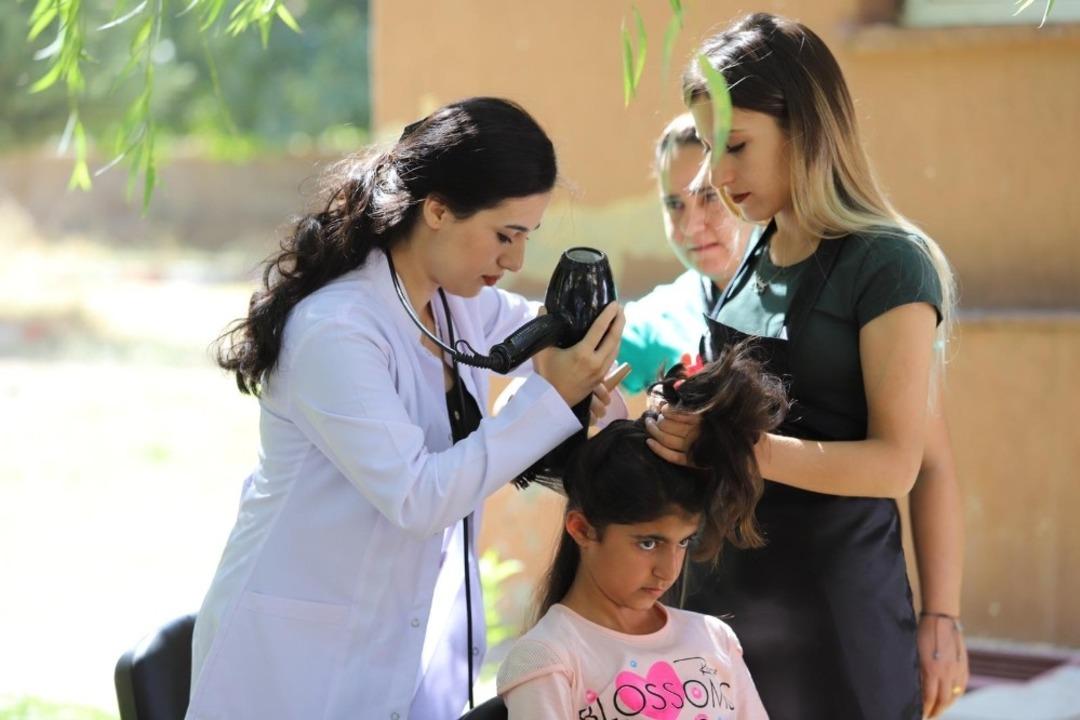 &Ccedil;ukurcalı &ccedil;ocuklara kuaf&ouml;rl&uuml;k hizmeti