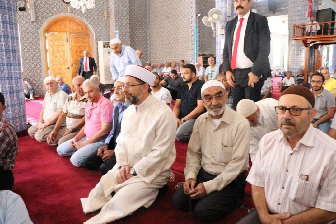 Erbaş: "Fani d&uuml;nyanın ge&ccedil;ici heveslerine aldanarak birbirimizi &uuml;zmeyelim"