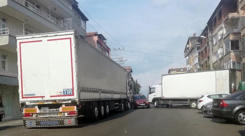 Market ara&ccedil;ları trafiği kilitliyor