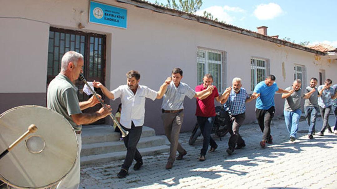 K&ouml;ye internet gelince halaya durdular!