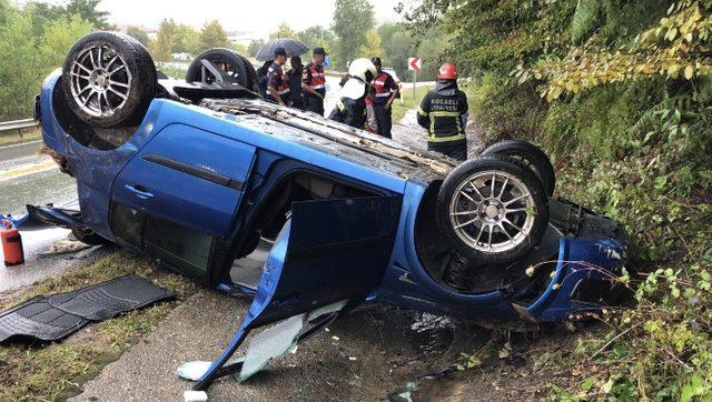 Takla atan otomobilden burunları bile kanamadan çıktılar