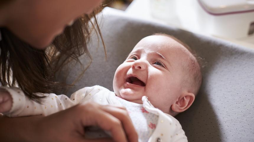 Çocuklarınızı gıdıklamayın! Eğlendiğini düşünüyor olabilirsiniz ama travmaya neden oluyor