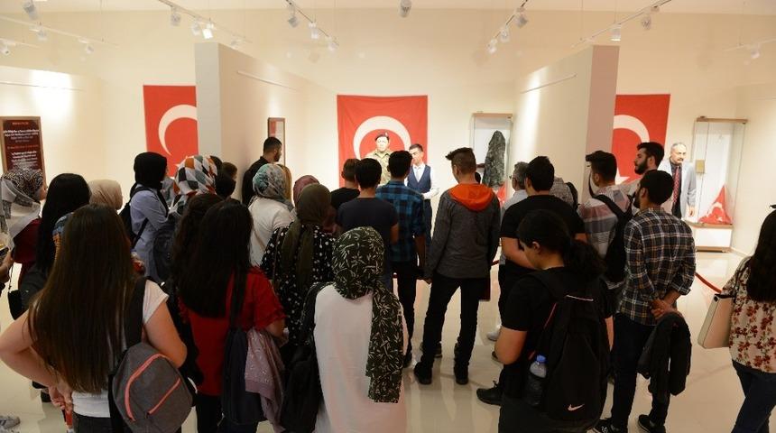 Üniversite öğrencileri şehitler müzesini ziyaret etti