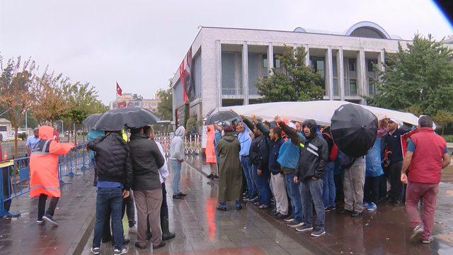 İşten atılan işçilerin İBB önündeki nöbeti yağmura rağmen devam etti 