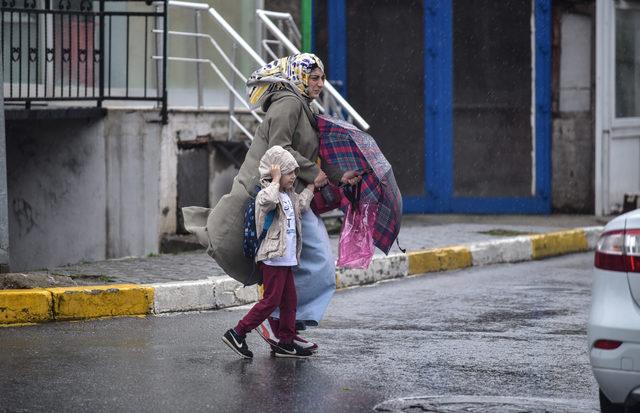 Tuzla'daki fabrikada inceleme... Yola akan köpüklü suyu belediye ekibi temizledi