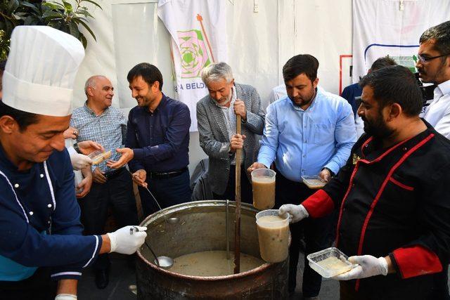 Başkan Başdeğirmen aşure dağıttı