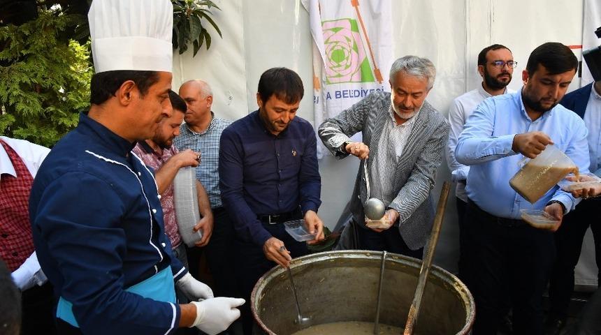 Başkan Başdeğirmen aşure dağıttı