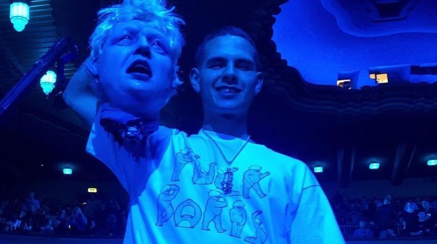 Sahneye başbakanın 'kesik başıyla' çıktı!