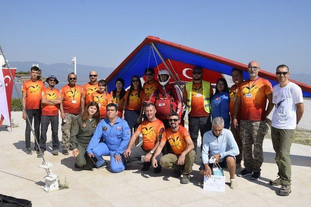 Serdar Yavuz ve Ali Es anısına yamaç paraşütü düzenlendi