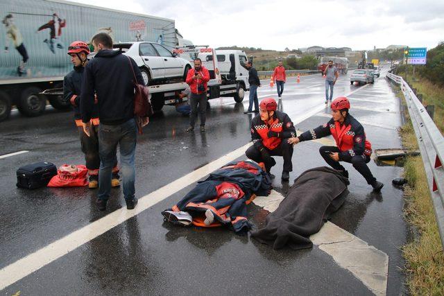 Düzce'de, TEM yolunda 3 otomobil çarpıştı: 5 yaralı