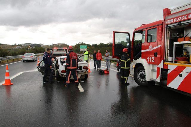 Düzce'de, TEM yolunda 3 otomobil çarpıştı: 5 yaralı