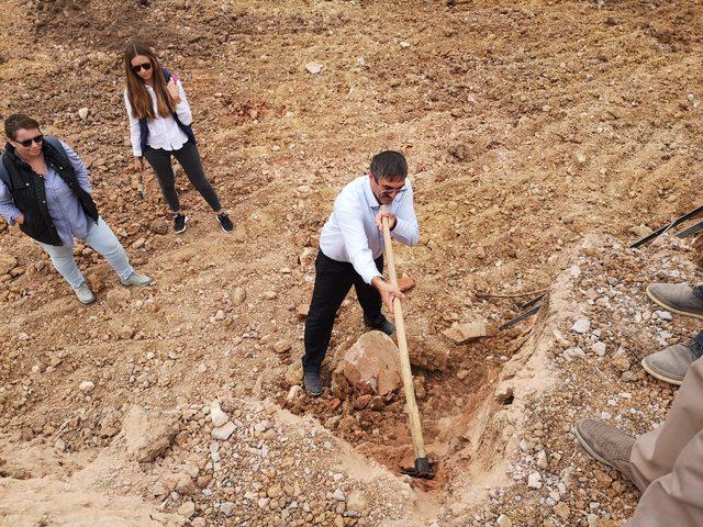 Okul temeli kazısında, Roma dönemine ait mezar taşı bulundu