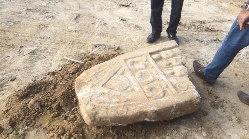 Okul temeli kazısında, Roma d&ouml;nemine ait mezar taşı bulundu