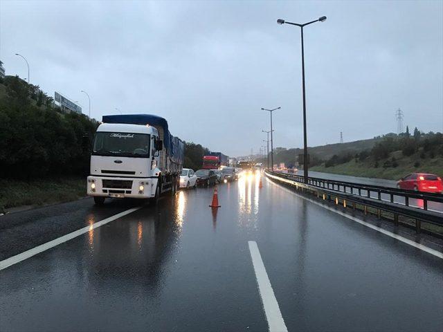 Tır devrildi Anadolu Otoyolu trafiğe kapandı