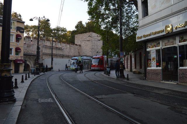 Fatih’te lüks bir otelde çıkan yangın paniğe neden oldu