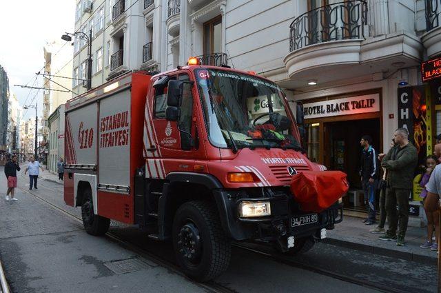 Fatih’te lüks bir otelde çıkan yangın paniğe neden oldu