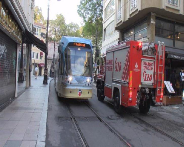 Son dakika: Eminönü'nde otel yangını! Tramvay seferleri durdu G1