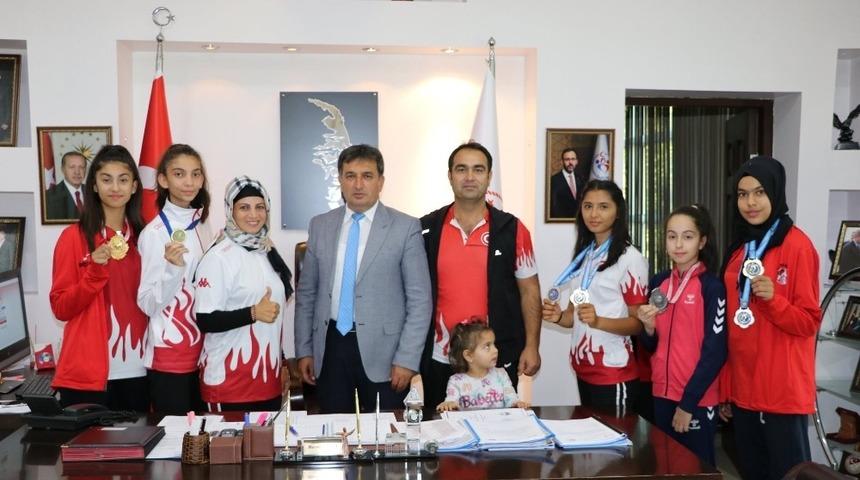 Şampiyon Taekwondo’culardan Murat Eskici’ye ziyaret