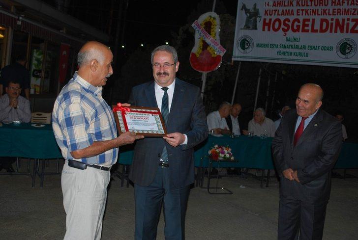 Salihli’de 44 yıllık tenekeci ustası yılın ahisi seçildi G1