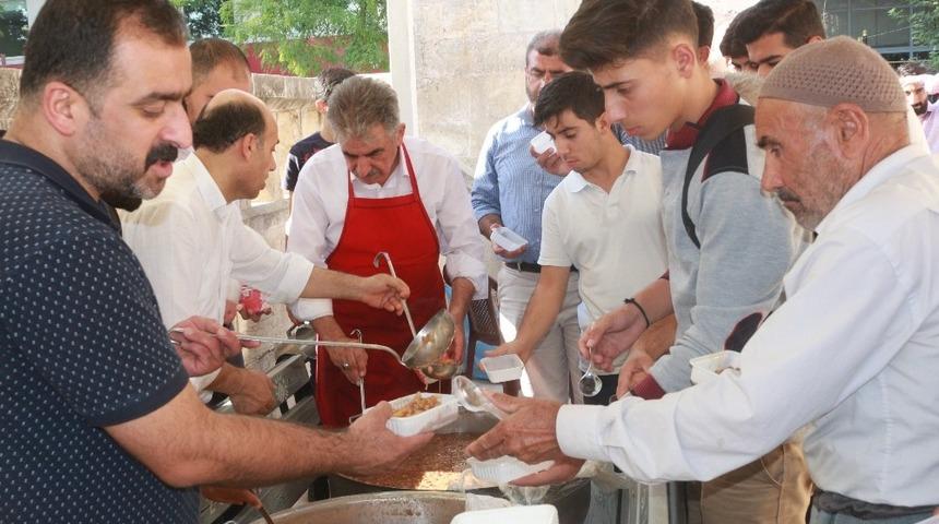 Cami cemaatine aşure dağıtıldı