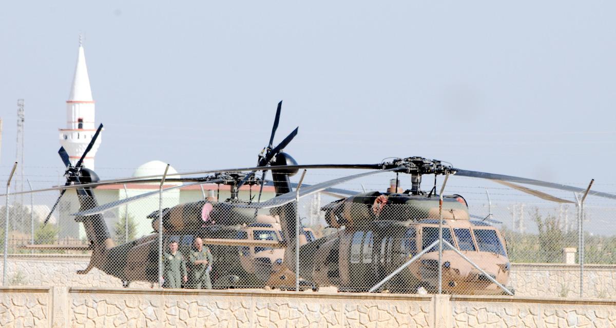 Ak&ccedil;akale&rsquo;de zırhlı ara&ccedil; ve helikopter hareketliliği