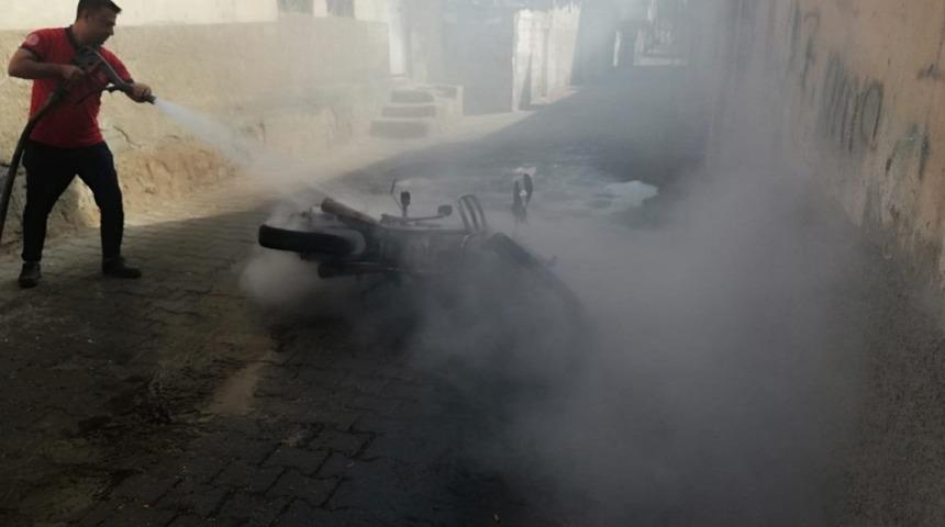 Seyir halindeki motosiklet alev aldı