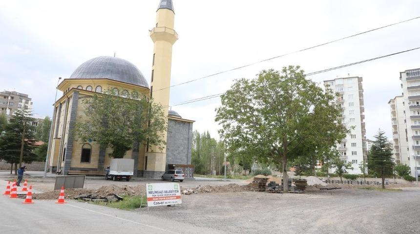 Büyükpoyraz Cami çevre düzenlemesi yapıldı