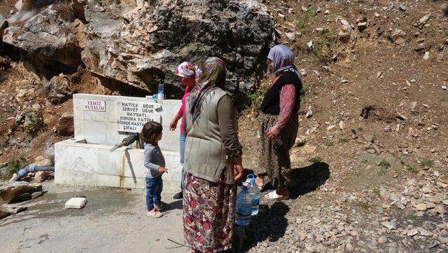 Şifalı olduğuna inandıkları suyu bidonlarla evlerine taşıyorlar