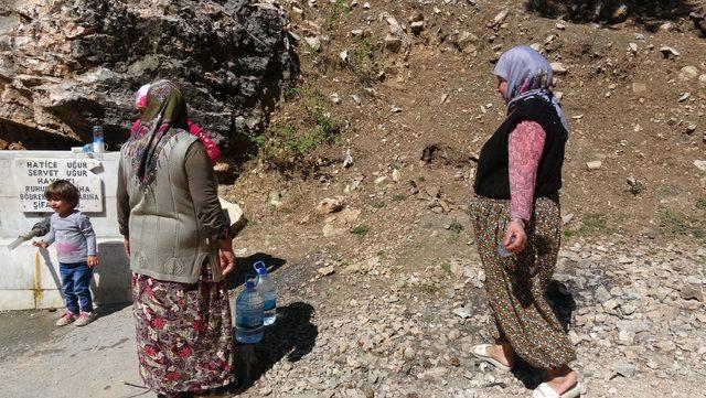 Şifalı olduğuna inandıkları suyu bidonlarla evlerine taşıyorlar