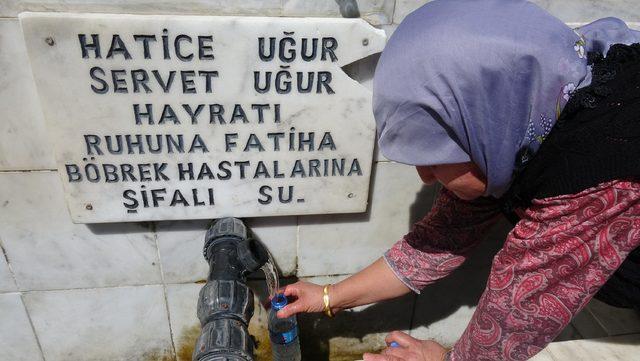 Şifalı olduğuna inandıkları suyu bidonlarla evlerine taşıyorlar