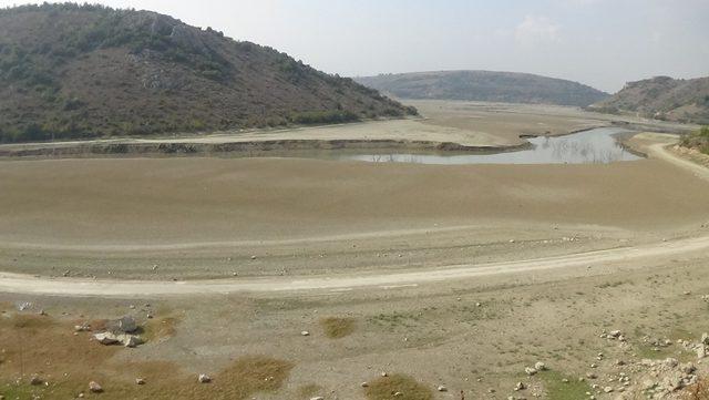 (Özel) Baraj suyu çekildi, eski köprü gün yüzüne çıktı