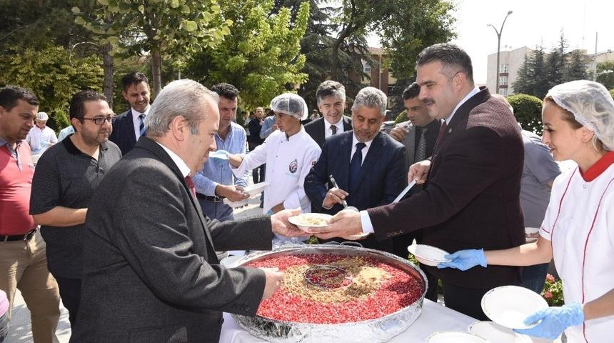 Rekt&ouml;r &Ccedil;omaklı, &uuml;niversite personeli ve &ouml;ğrencilere aşure dağıttı
