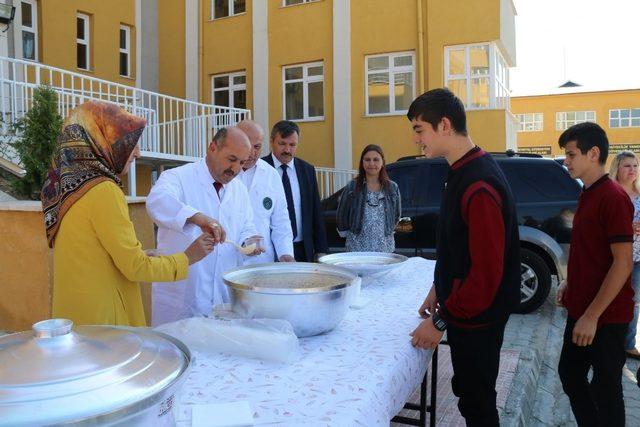 İl Milli Eğitim Müdürü Başyiğit, lisede aşure dağıttı