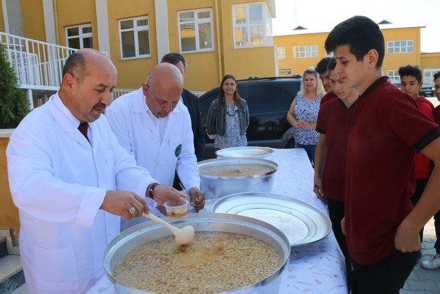 İl Milli Eğitim Müdürü Başyiğit, lisede aşure dağıttı