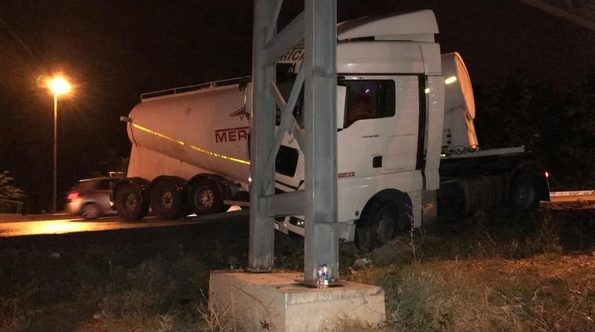 Bilecik’te devrilen tır maddi hasara yol açtı