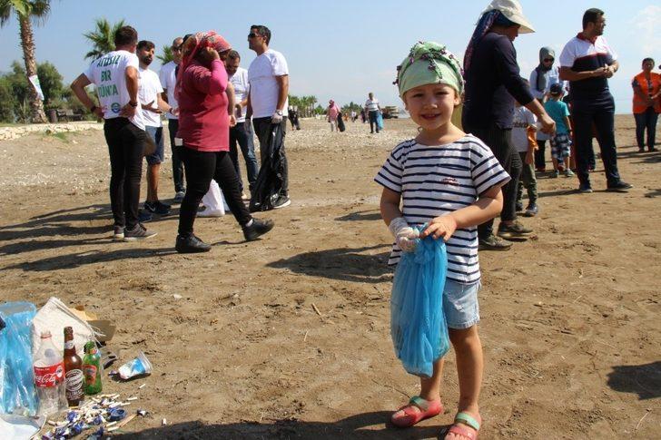 Finike sahilinden 350 kilo çöp toplandı G1