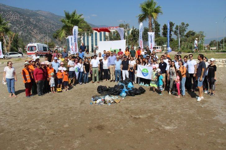 Finike sahilinden 350 kilo çöp toplandı G3