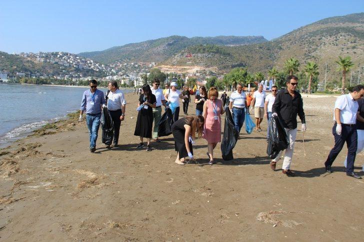 Finike sahilinden 350 kilo çöp toplandı G4