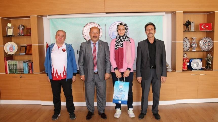 Müdür Başyiğit, Taekwondo Türkiye ikincisi Hayrunnisa Dilsiz’i kabul etti