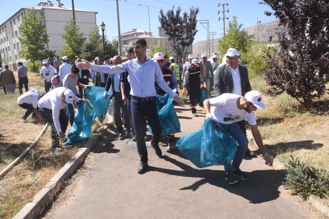 Başkan Tanğlay &ouml;nc&uuml;l&uuml;ğ&uuml;nde &ccedil;&ouml;p toplama kampanyası