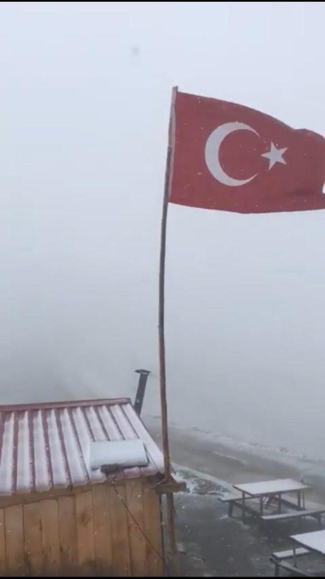 Doğu Karadeniz’in yüksek kesimlerine mevsimin ilk karı yağdı