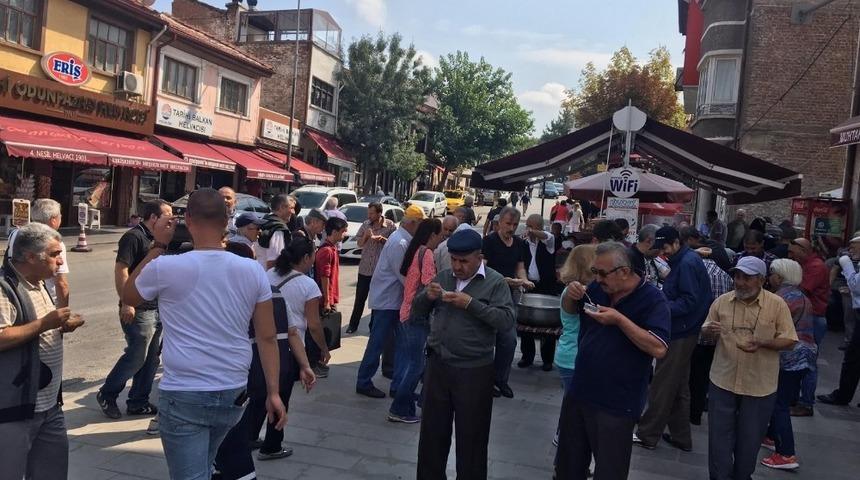 Odunpazarı esnafı Muharrem ayı nedeniyle aşure dağıttı