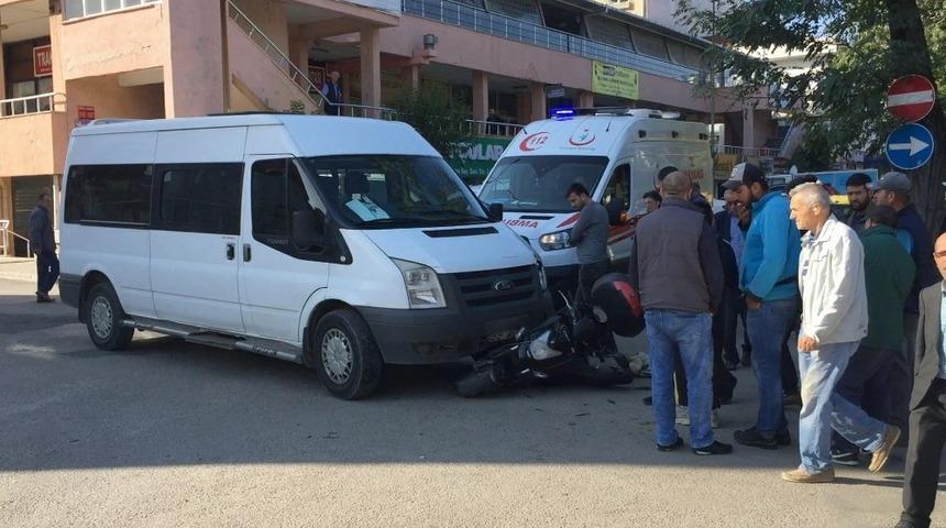 Panelvan ile motosiklet &ccedil;arpıştı: 1 yaralı