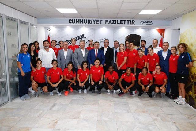 Konak Belediyespor kadın futbol takımı hedef yükseltti