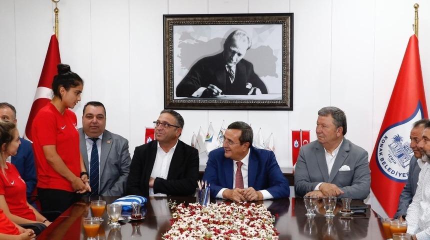 Konak Belediyespor kadın futbol takımı hedef y&uuml;kseltti