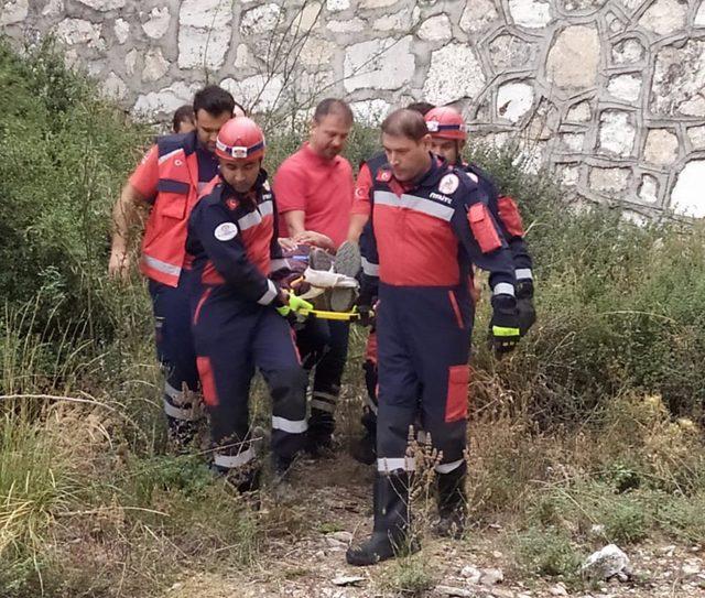 Dağda yürüyüş yaparken 6 metreden düştü, itfaiye kurtardı