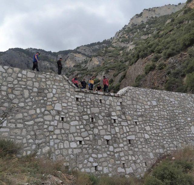 Dağda yürüyüş yaparken 6 metreden düştü, itfaiye kurtardı