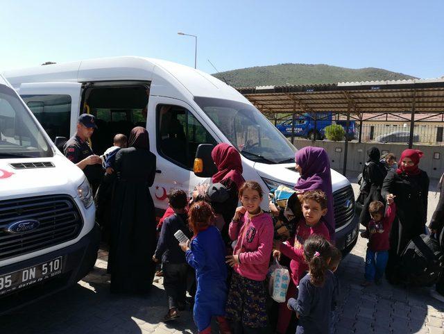 Foça'da 66 kaçak göçmen yakalandı, 3 organizatör tutuklandı