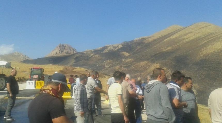 K&ouml;y&uuml;n etrafını saran alevler korkuya neden oldu